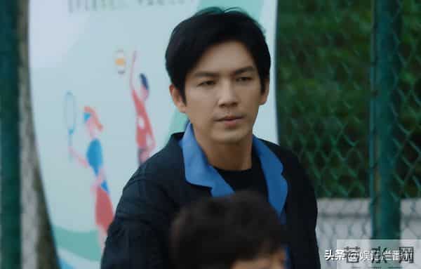 别再尬演“白月光”了!笑容僵硬、声音沙哑,这也能迷倒男人?