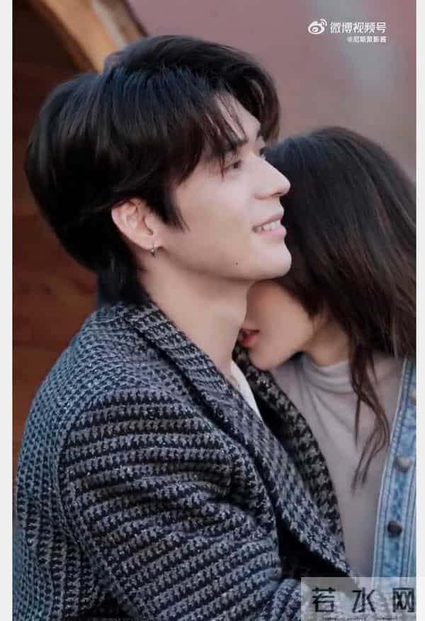 彭小苒弃顶流男主演，转头搭男网红？背后隐情让网友心疼！