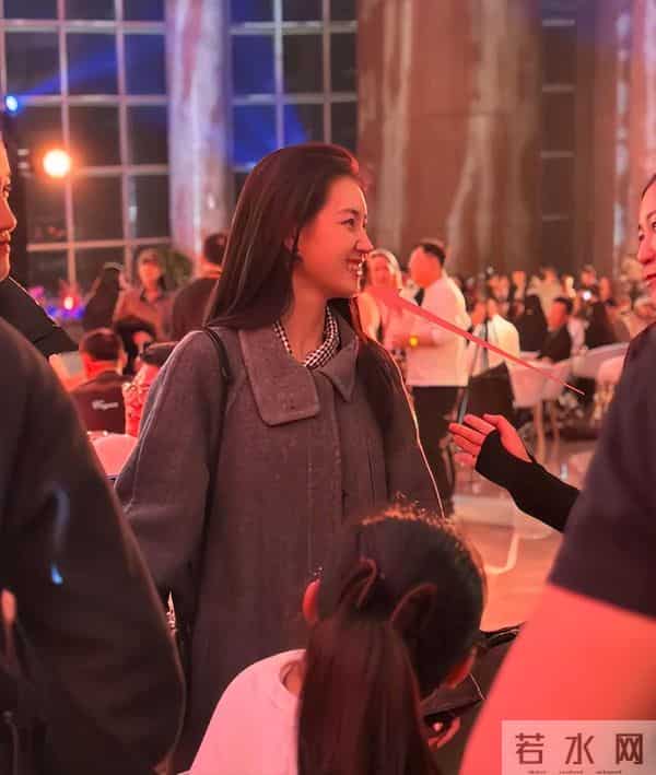 短剧盛典“见光死”,郭宇欣脸凹土气,张晋宜吊稍眼,陈芳彤肿了