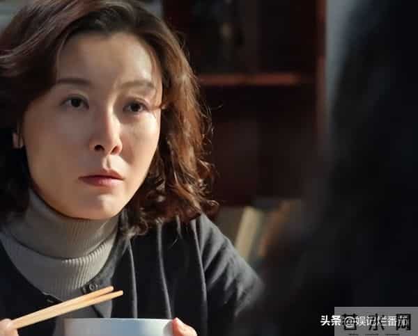 《大生意人》她气场强大，妈妈是第一代经纪人，前男友也在剧中