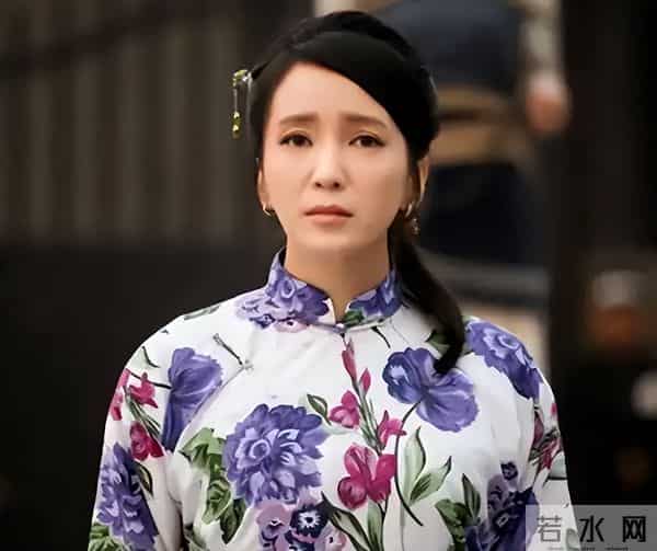 她长得漂亮,演技好,父母却一个瘫痪,一个截肢,丈夫将她宠成宝