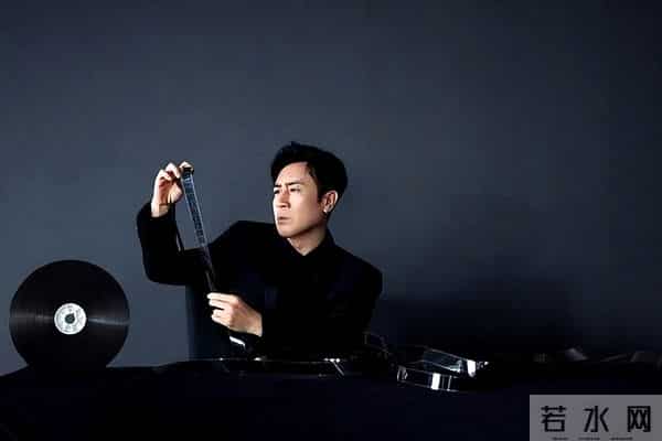 人民日报点名仅一个月，54岁于和伟再迎捷报，张艺谋的预言成真了