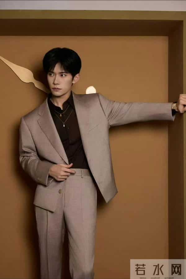 当25岁的易烊千玺捧起金鸡影帝的奖杯时——属于他的电影时代来了