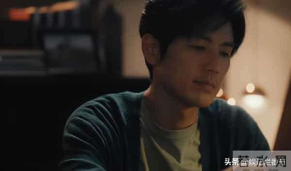 眼神呆滞,面部僵硬,身材干瘪,没白冰的气质,钟汉良也带不动她