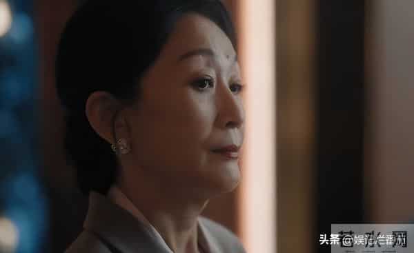 眼神呆滞,面部僵硬,身材干瘪,没白冰的气质,钟汉良也带不动她