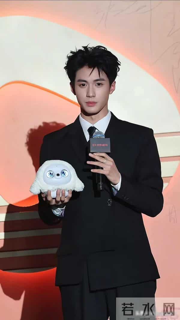 年度盛典红毯上，刘萧旭一脸褶子身材五五分，王凯沐意外成焦点！