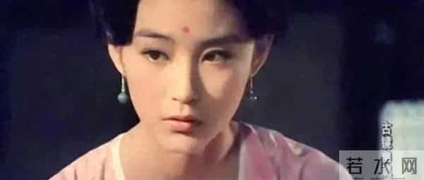 林青霞早年古装鬼片《古镜幽魂》:相传古井里有一名绝色美女