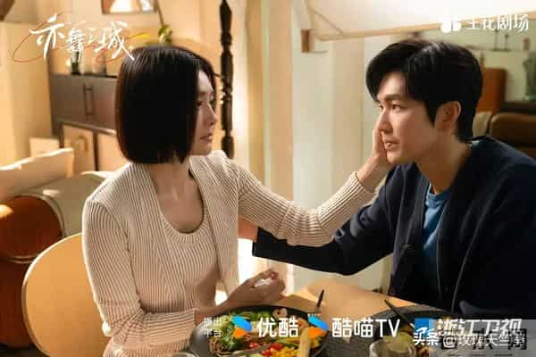 《亦舞之城》这部中年偶像剧美女云集,秦岚白冰演情敌好多修罗场