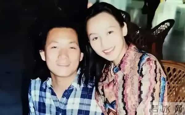 19岁为爱私奔住地下室，7部剧捧红她的丈夫，凭什么观众全网撑腰