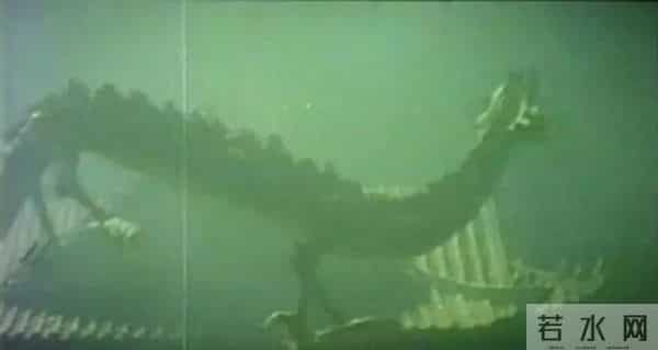 林青霞早年古装鬼片《古镜幽魂》:相传古井里有一名绝色美女