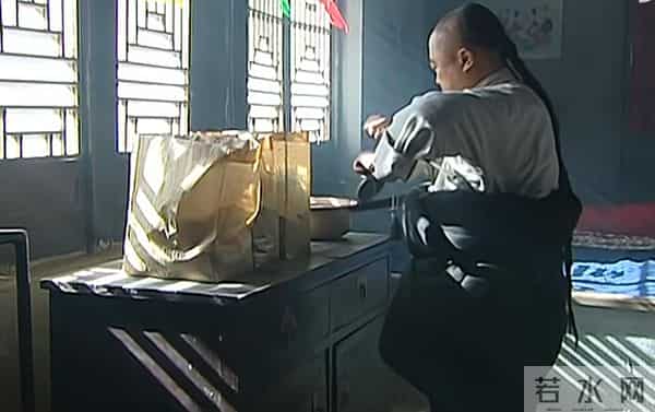 暗黑《大染坊》:陈寿亭偷学染布辞退师傅,行为卑劣更像反派