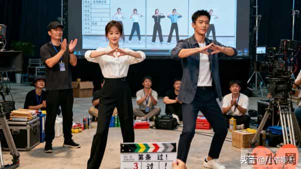 官媒同步送喜！李现杨紫获金莲花奖提名，十五年同窗终登顶峰并肩