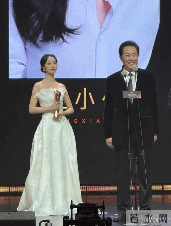 首届短剧鎏光盛典近百人扎堆,奖项争议拉满,刘宇航提榴莲走红毯