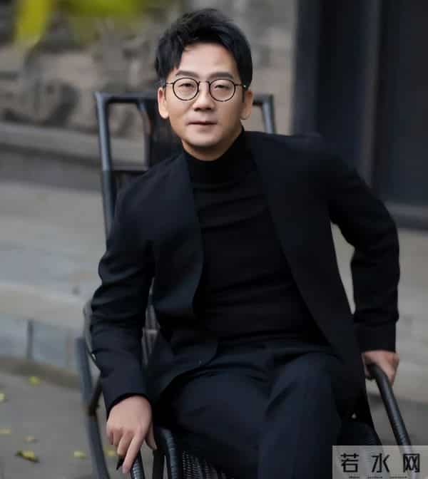 费鸡师太聪明，避开主持人刻意引导，说第一部和其他人不熟不说话