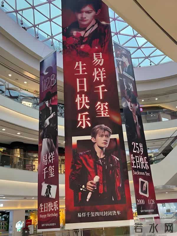 当25岁的易烊千玺捧起金鸡影帝的奖杯时——属于他的电影时代来了