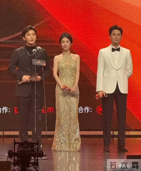 首届短剧鎏光盛典近百人扎堆,奖项争议拉满,刘宇航提榴莲走红毯