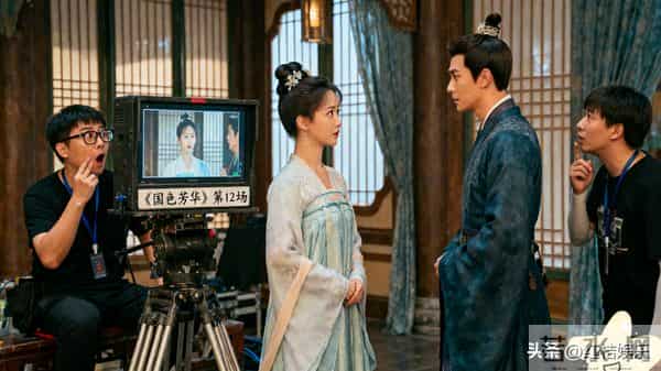 官媒同步送喜！李现杨紫获金莲花奖提名，十五年同窗终登顶峰并肩