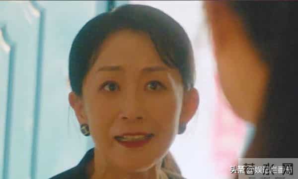 眼神呆滞,面部僵硬,身材干瘪,没白冰的气质,钟汉良也带不动她