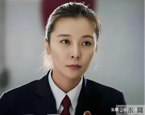 《大生意人》她气场强大，妈妈是第一代经纪人，前男友也在剧中