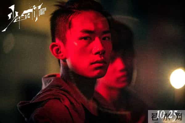 当25岁的易烊千玺捧起金鸡影帝的奖杯时——属于他的电影时代来了