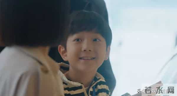 眼神呆滞,面部僵硬,身材干瘪,没白冰的气质,钟汉良也带不动她