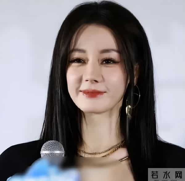 路人的镜头好真实，33岁迪丽热巴最新状态：面相变了跟换了魂一样