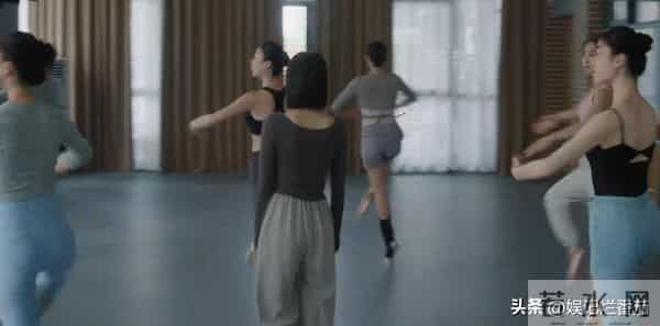 眼神呆滞,面部僵硬,身材干瘪,没白冰的气质,钟汉良也带不动她