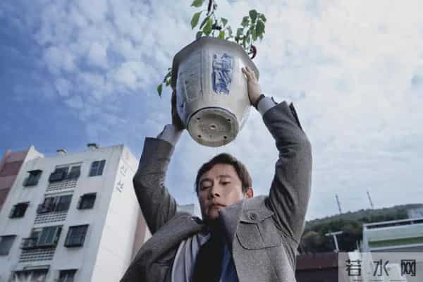 失业中产变笨拙杀手？《无可奈何》笑完只剩一身冷汗