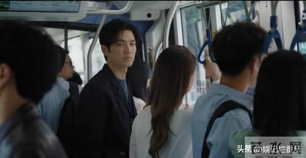 眼神呆滞,面部僵硬,身材干瘪,没白冰的气质,钟汉良也带不动她