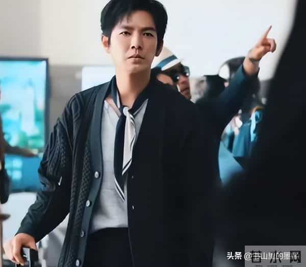 收手吧钟汉良,眼窝塌陷、脸肿不平,谁要看50岁中老年谈恋爱?