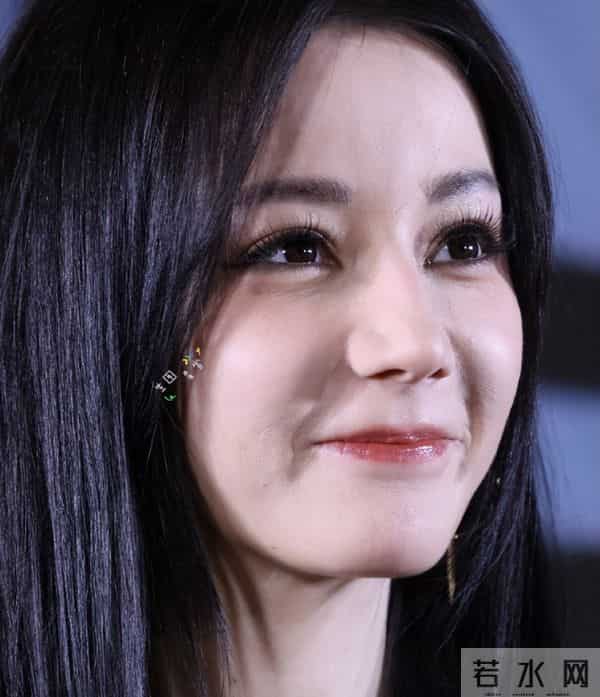 路人的镜头好真实，33岁迪丽热巴最新状态：面相变了跟换了魂一样