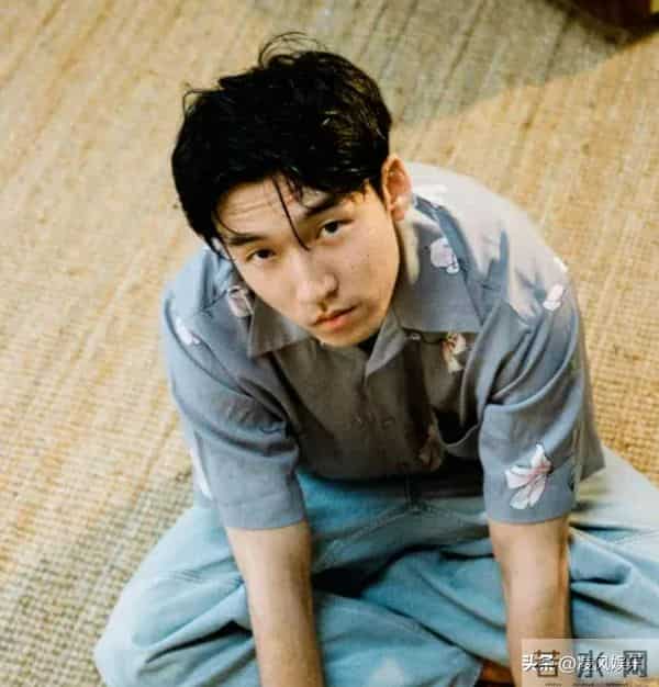 八岁出道,演过50多部剧,包括父母爱情!长相一般但演戏很有意思