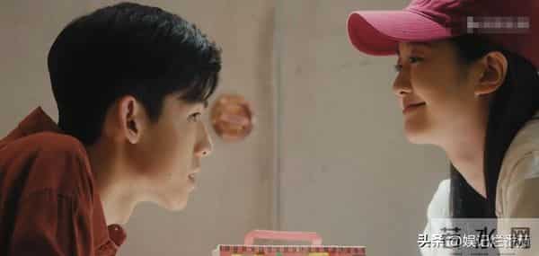 别再尬演“白月光”了!笑容僵硬、声音沙哑,这也能迷倒男人?