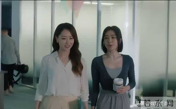 眼神呆滞,面部僵硬,身材干瘪,没白冰的气质,钟汉良也带不动她