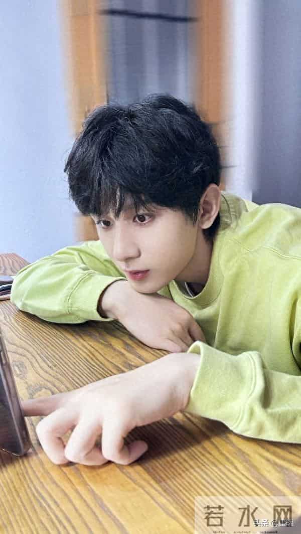 惊魂一幕！成毅拍戏坠落后脑触地，蜷缩翻滚无法动弹。