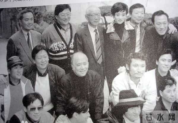 香港最富有的导演，赚了钱就买楼，和古龙是知己，娶南红恩爱一生