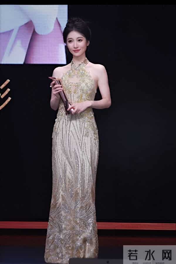 1.2亿播放炸屏！王格格斩获鎏光盛典匠心奖 带飞《一见钟情》登顶