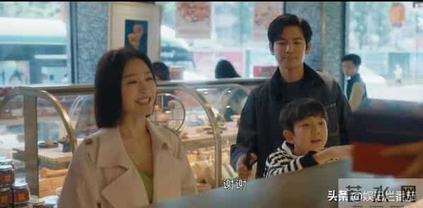 眼神呆滞,面部僵硬,身材干瘪,没白冰的气质,钟汉良也带不动她