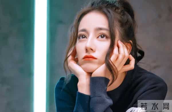 路人的镜头好真实，33岁迪丽热巴最新状态：面相变了跟换了魂一样