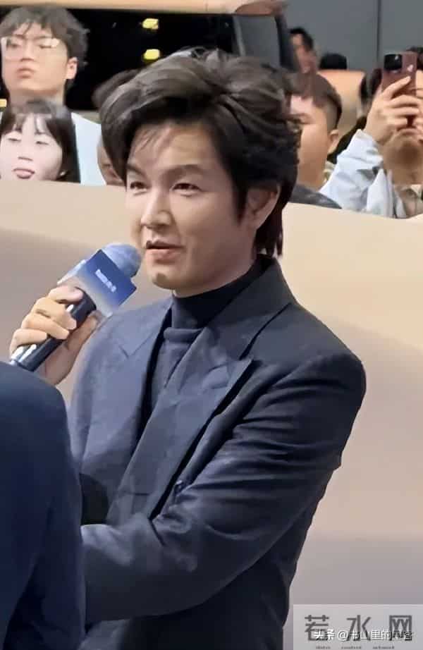 收手吧钟汉良,眼窝塌陷、脸肿不平,谁要看50岁中老年谈恋爱?