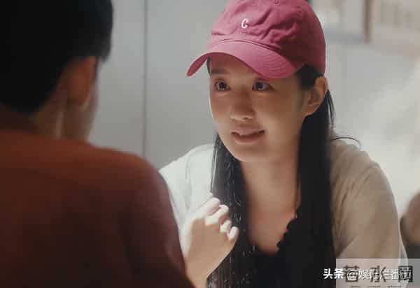 别再尬演“白月光”了!笑容僵硬、声音沙哑,这也能迷倒男人?