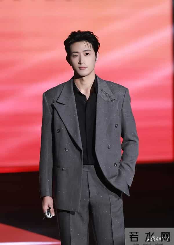 首届短剧鎏光盛典近百人扎堆,奖项争议拉满,刘宇航提榴莲走红毯