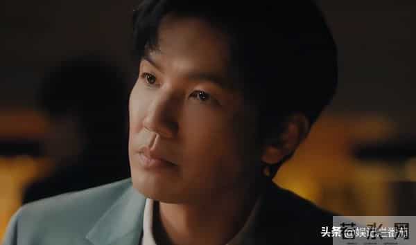 眼神呆滞,面部僵硬,身材干瘪,没白冰的气质,钟汉良也带不动她