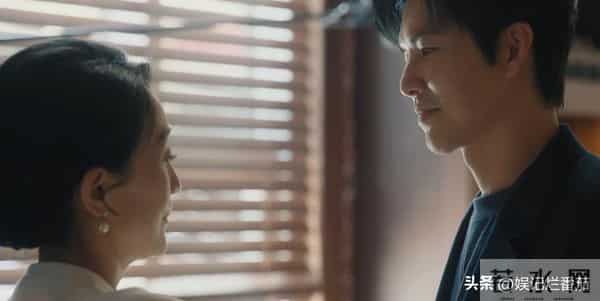 别再尬演“白月光”了!笑容僵硬、声音沙哑,这也能迷倒男人?