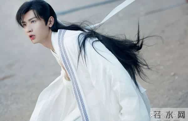 35岁成毅拍打戏受伤,腰部受重击后脑勺撞地,张晋的教训他没看懂