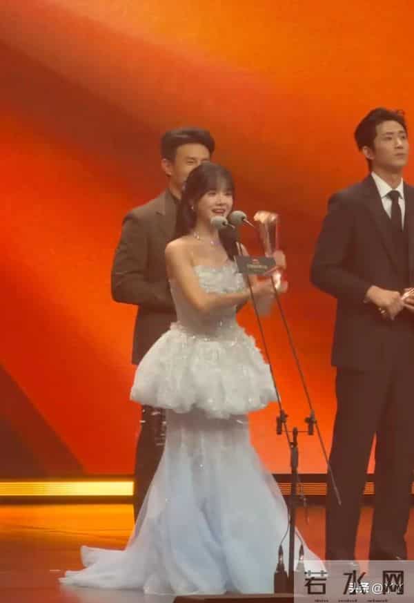 首届短剧鎏光盛典近百人扎堆,奖项争议拉满,刘宇航提榴莲走红毯