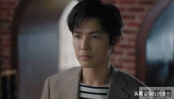 眼神呆滞,面部僵硬,身材干瘪,没白冰的气质,钟汉良也带不动她