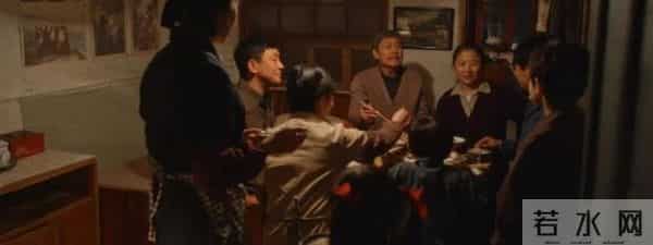 小巷人家:看栋哲被踢凳子后才知赶美为何不照顾偏心自己的庄阿婆