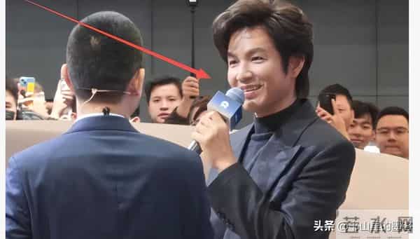 收手吧钟汉良,眼窝塌陷、脸肿不平,谁要看50岁中老年谈恋爱?