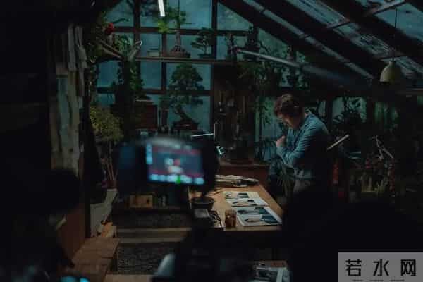 失业中产变笨拙杀手？《无可奈何》笑完只剩一身冷汗